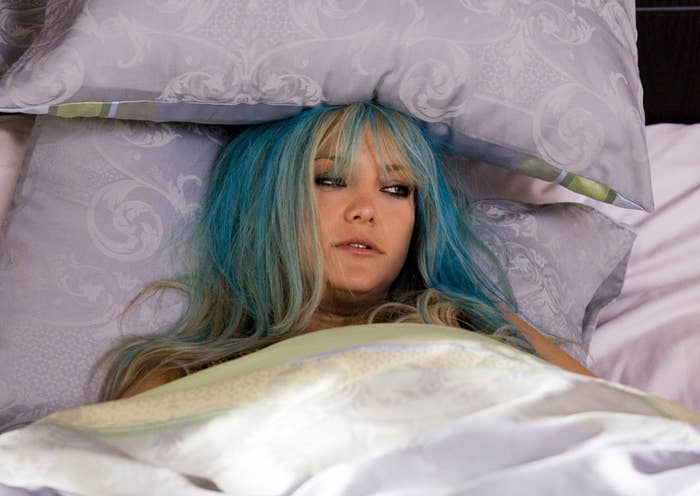 kate hudeson as liv lerner in bride wars with blonde hair with bangs haphazardly dyed teal