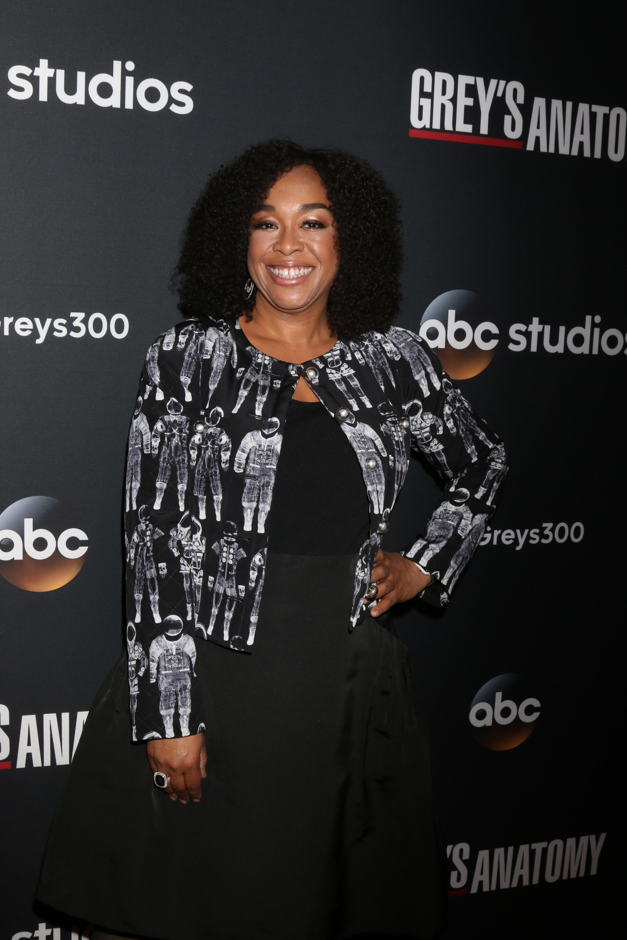 Shonda Rhimes on the red carpet for Grey&#x27;s Anatomy