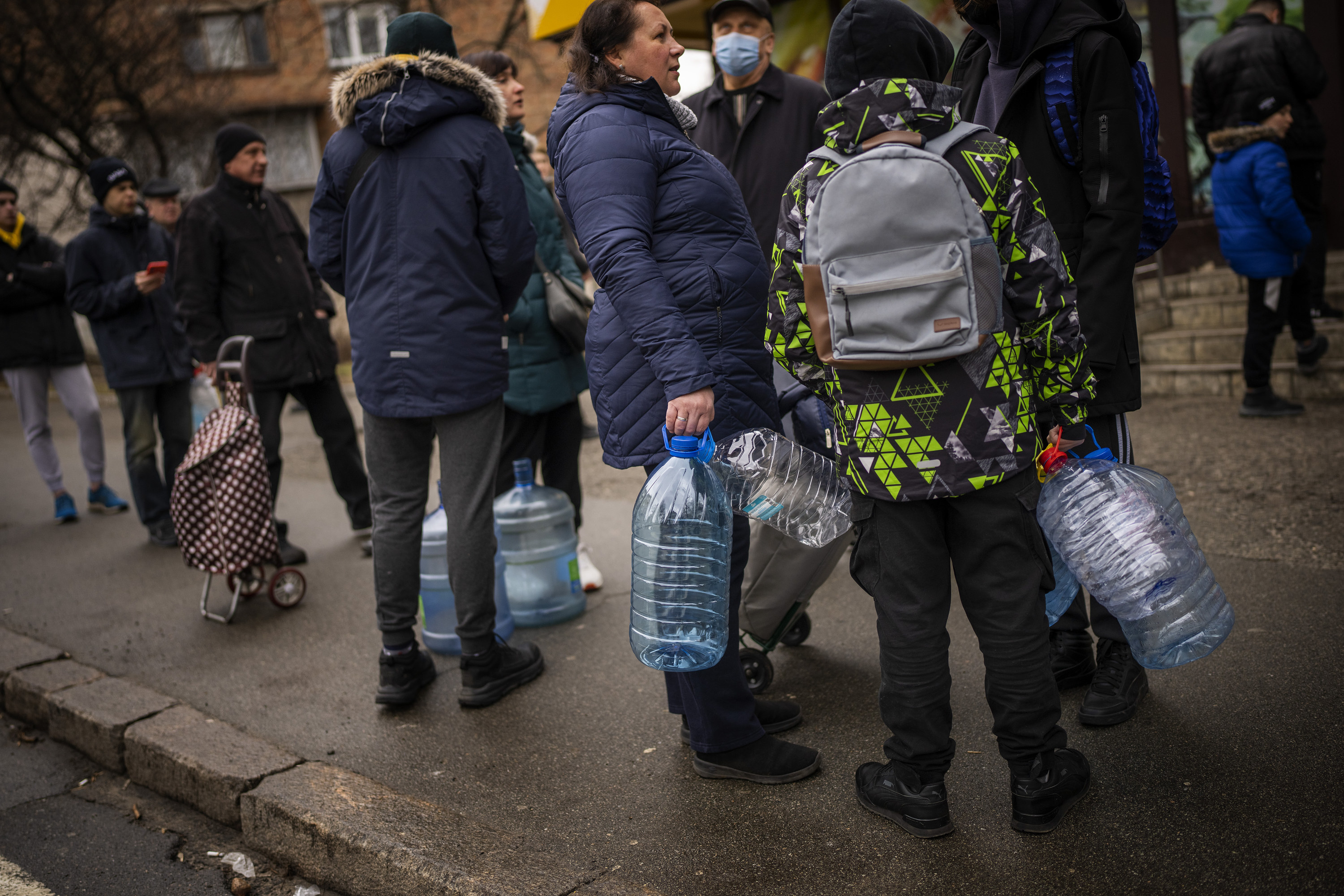 Где сейчас украинский. Украина люди. В очереди за водой Украина. Очередь за водой в Киеве.