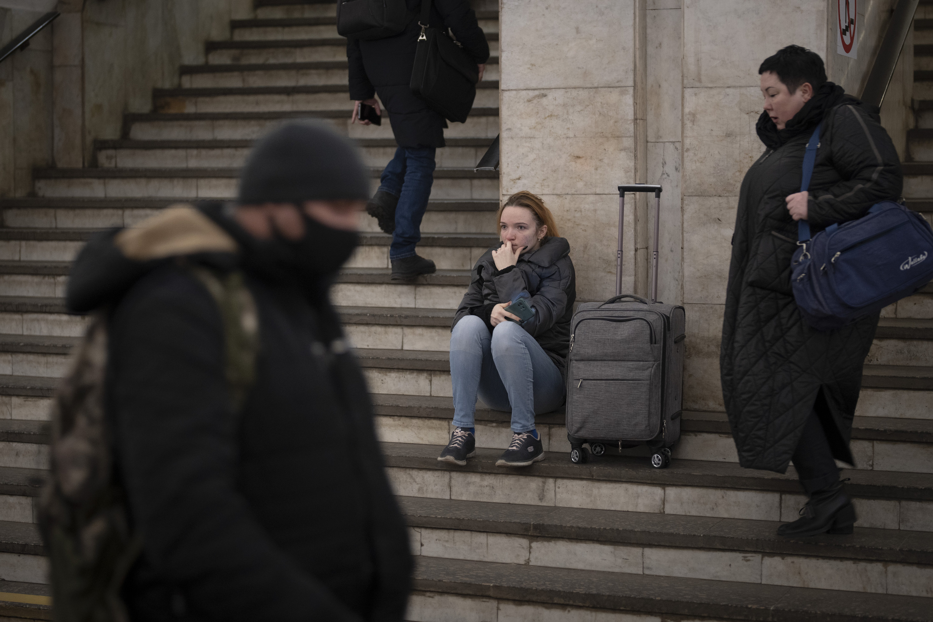 Украина последние новости на сегодня 25.02 2024. Люди в метро. Люди в метро в Киеве. Фотосессия в метро. Люди прячутся в метро Киева.