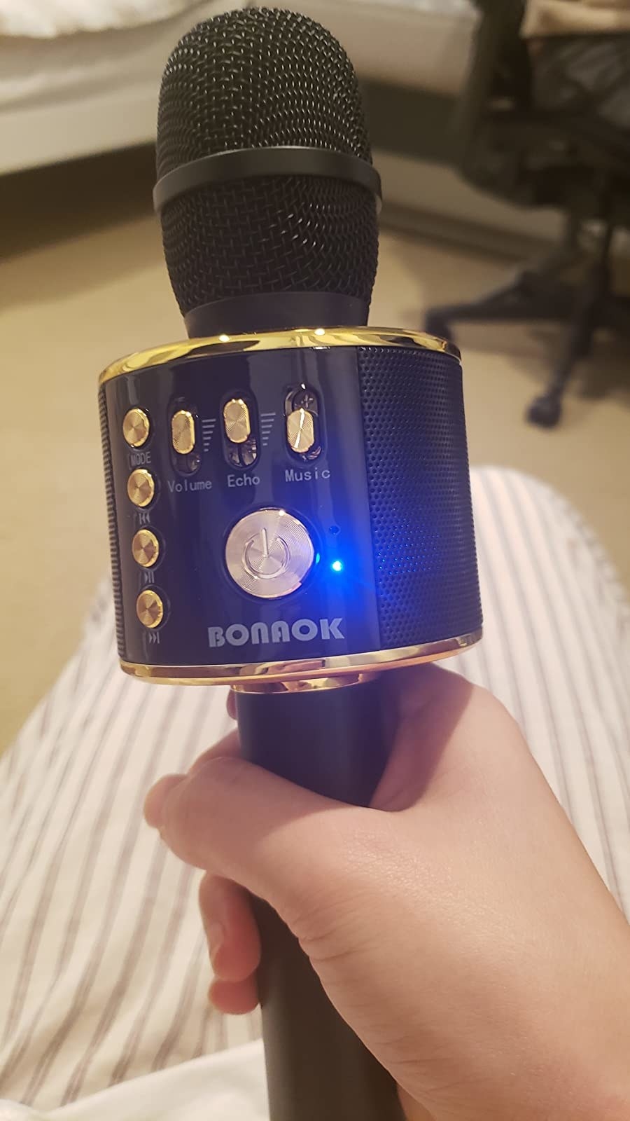 Reviewer image of the black mic showing the volume and echo controls