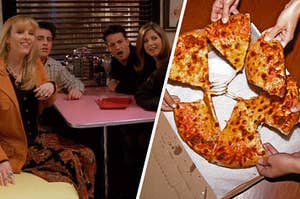 “朋友”的演员坐在一个餐馆的展位上，各种手从盒子里抓住了比萨饼