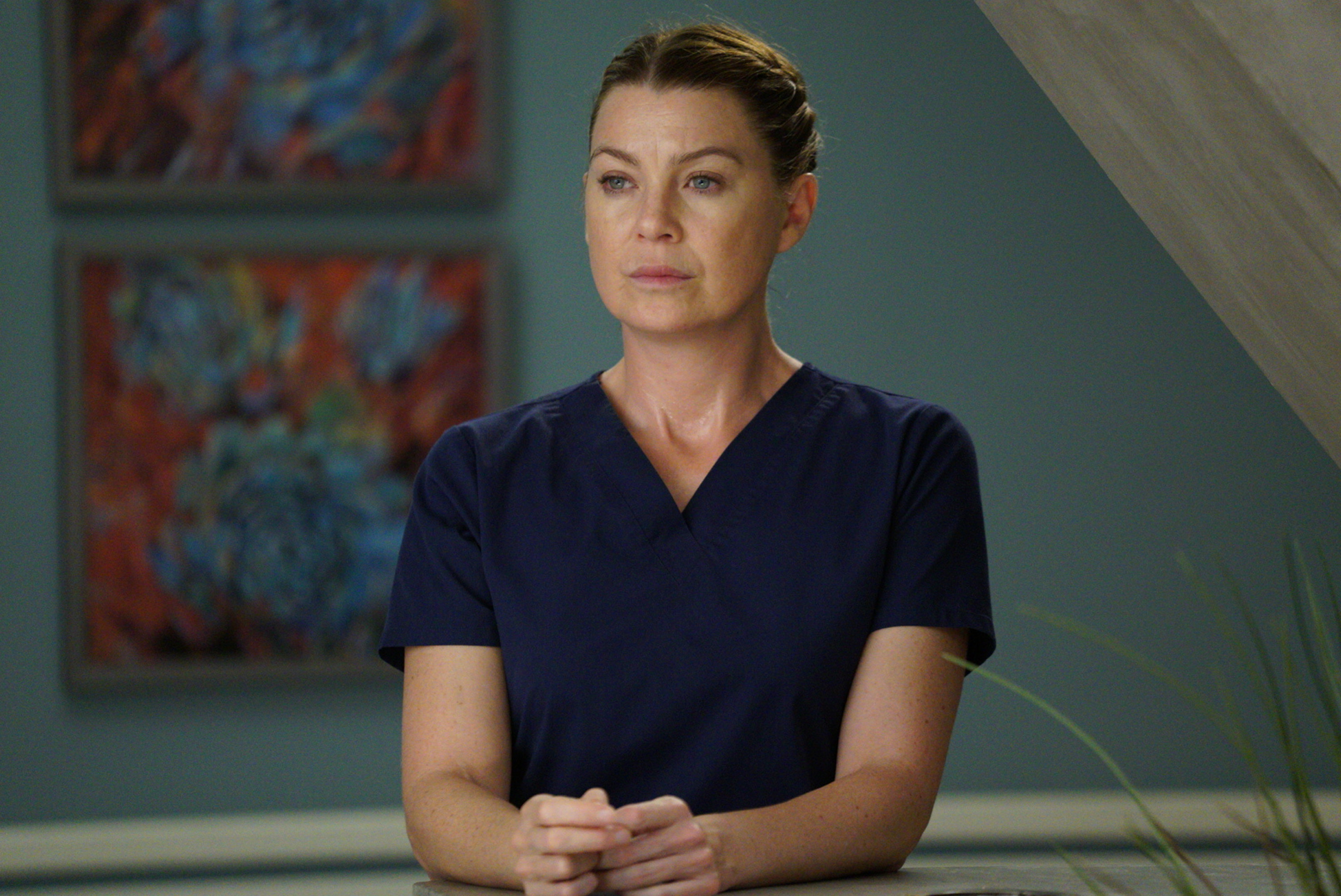 Ellen wears scrubs in a scene from Grey&#x27;s Anatomy