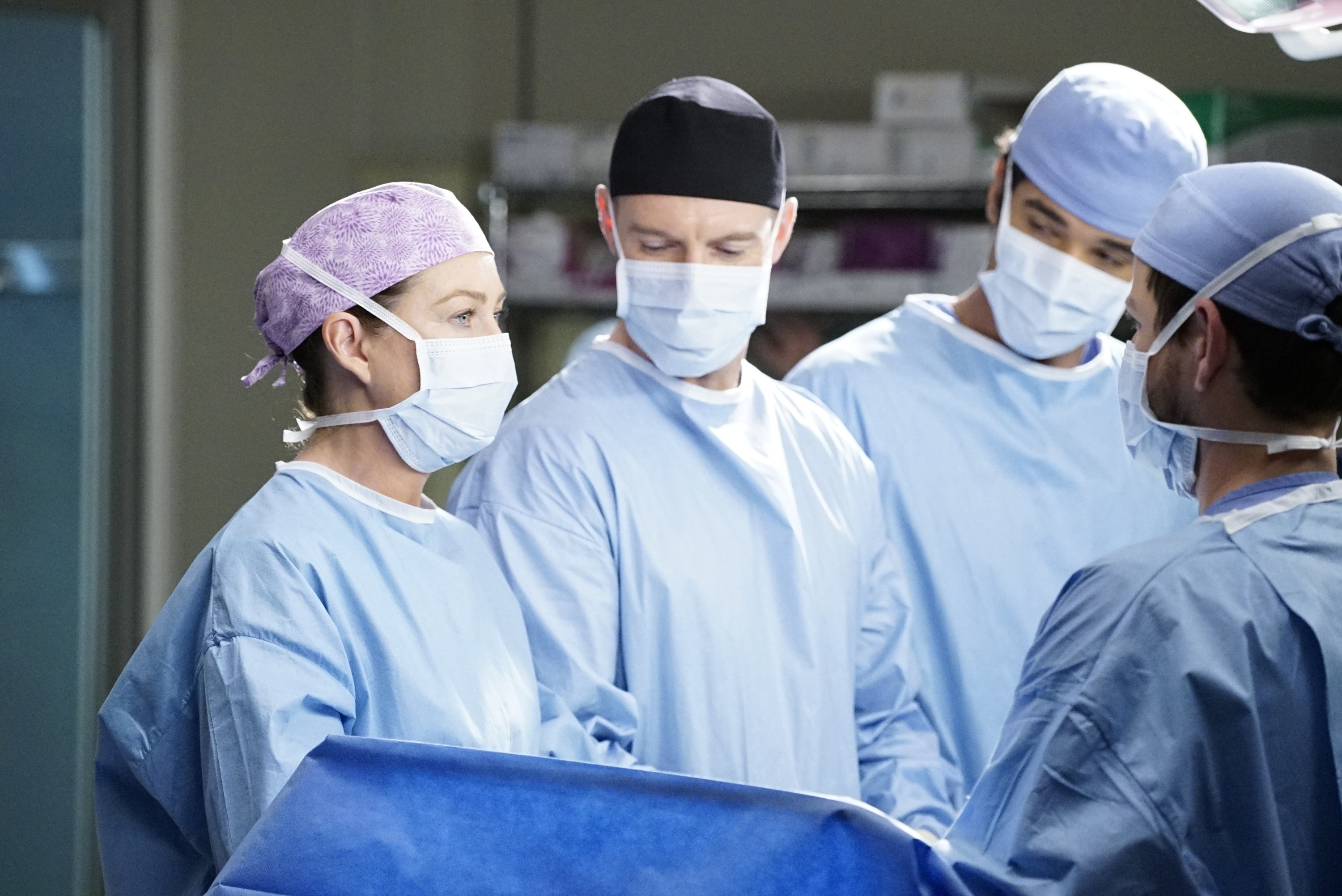 艾伦戴着面具在执行手术在一个场景从灰色# x27;解剖学