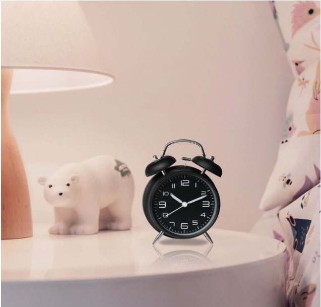 Reloj clásico despertador en color negro
