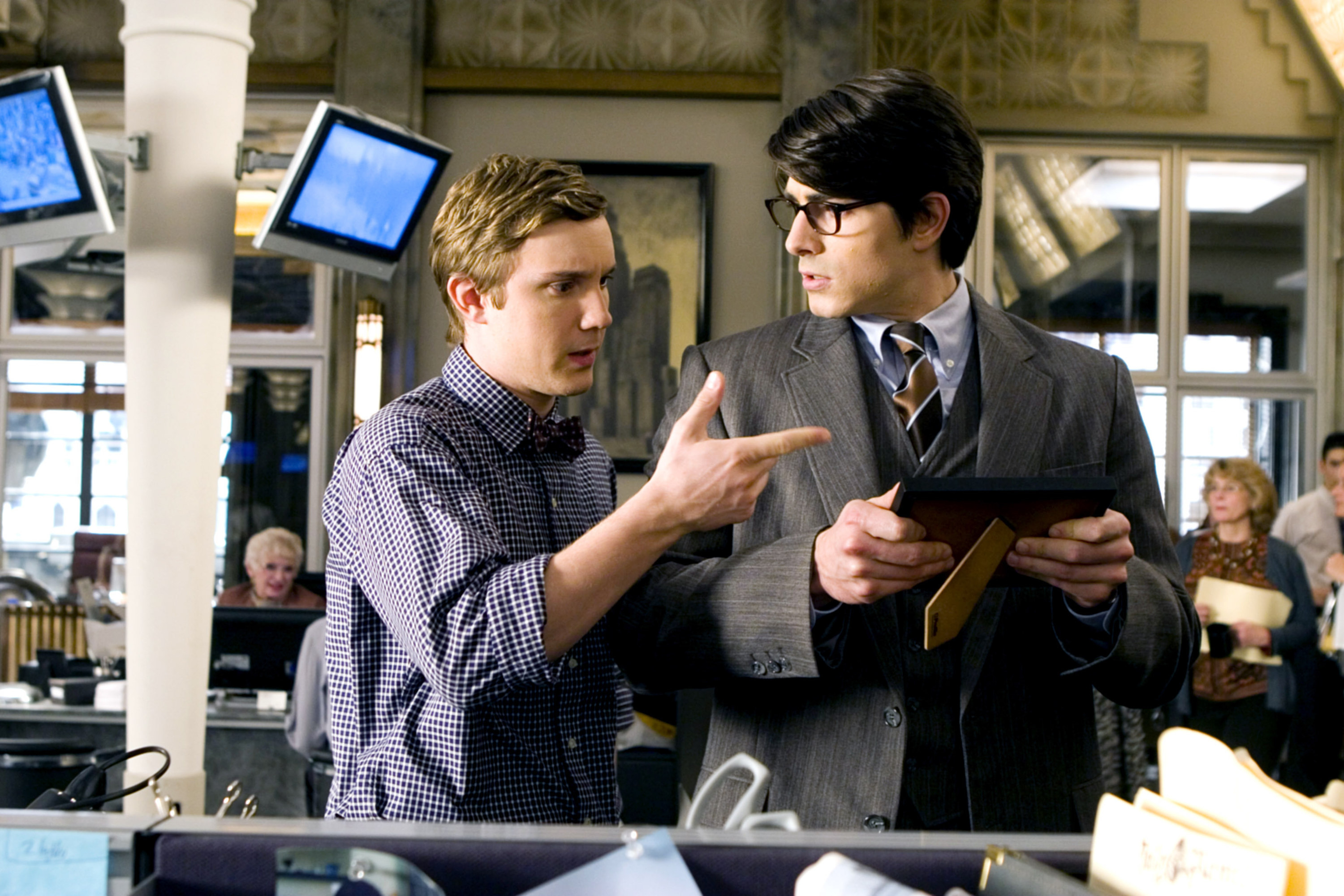 Two characters talking in a newsroom in &quot;Superman Returns&quot;