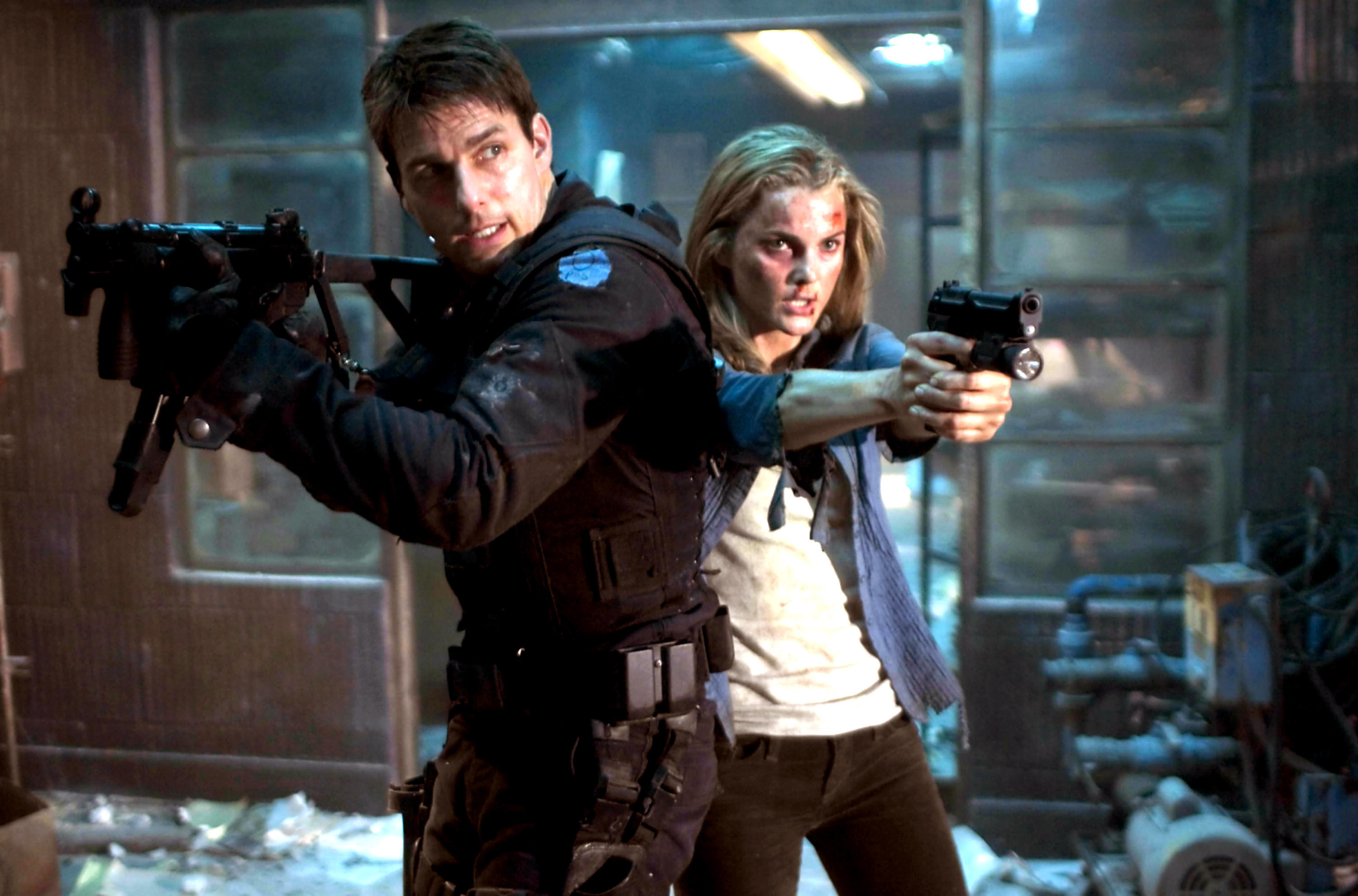 Tom Cruise and Keri Russell pointing guns in &quot;Mission: Impossible III&quot;
