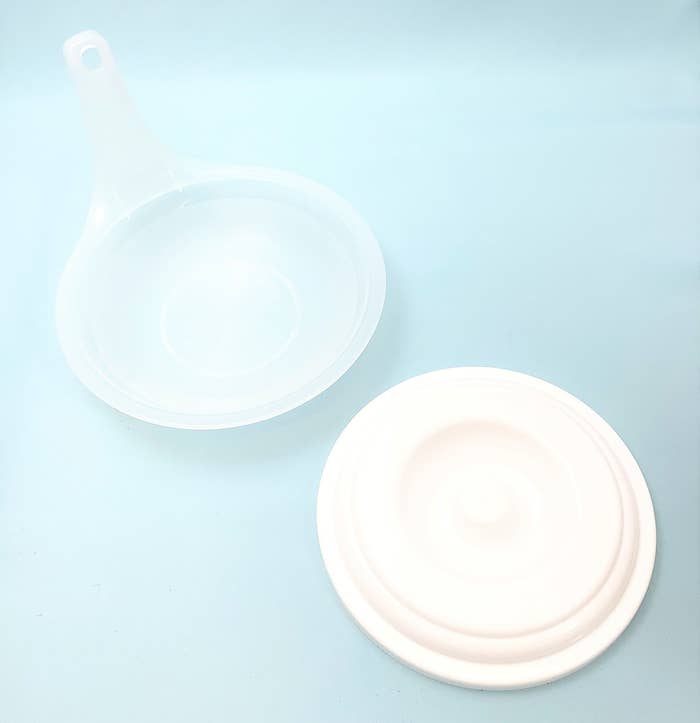 ダイソーのオススメのグッズ「電子レンジ調理器(どんぶり・目玉焼き)」