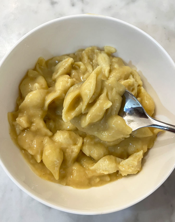 A bowl of vegan mac &#x27;n&#x27; cheese with pasta shells.
