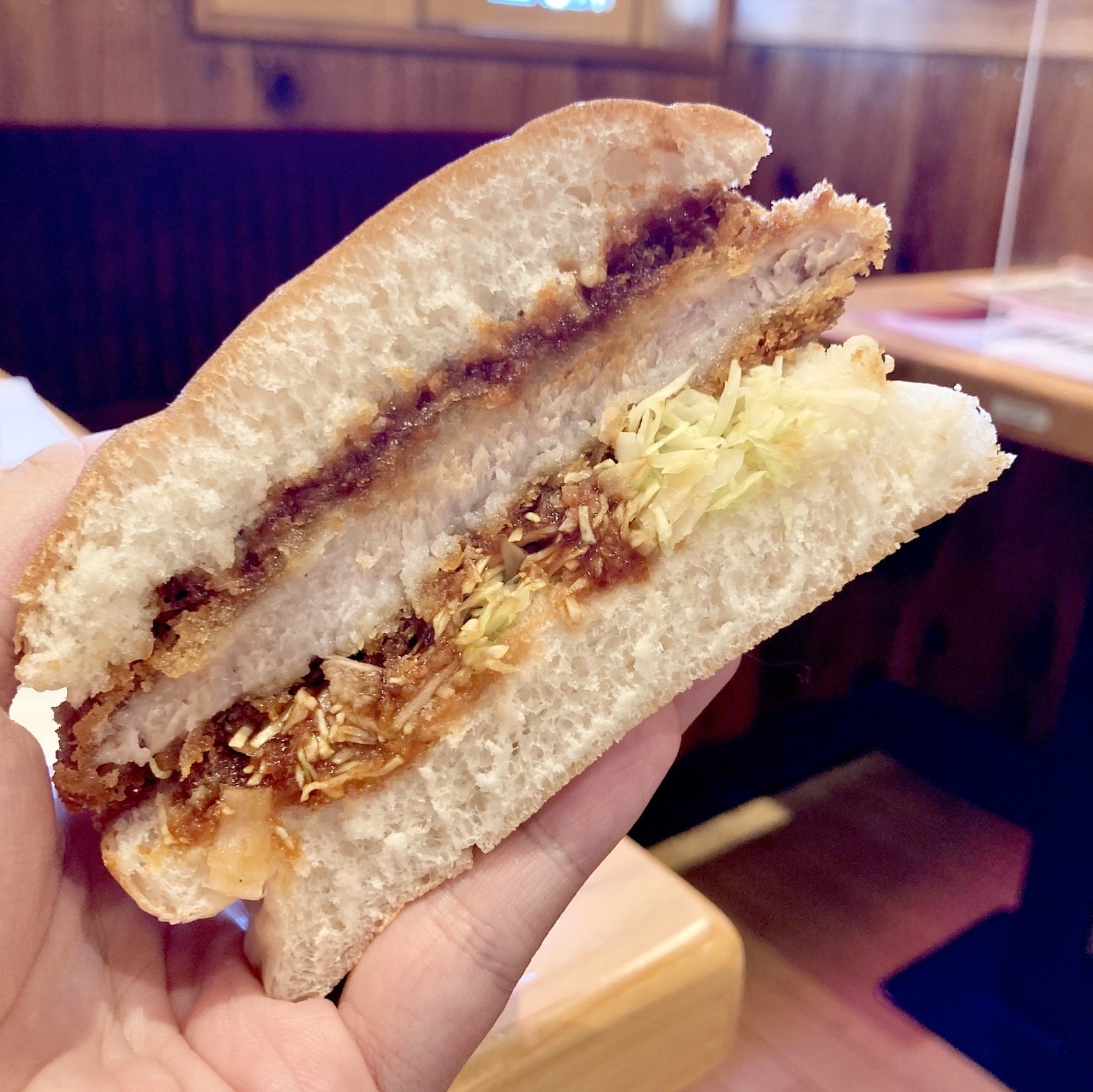 コメダ珈琲】名物カツパンがクッションでも約50cmの大ボリューム
