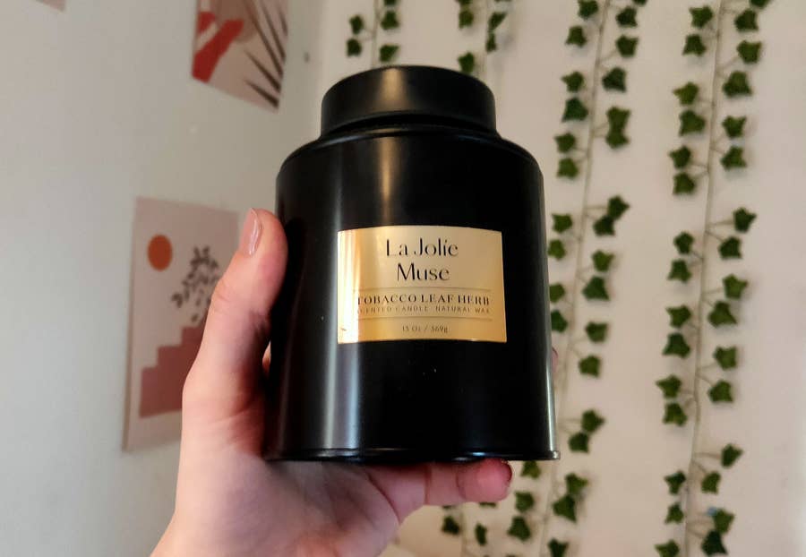 la jolie muse tobacco leaf herb Marvella Kashmir wood brings the antiquated leather alive by enriching with multiple layers of scent LA JOLIE MUSE Scented Candles