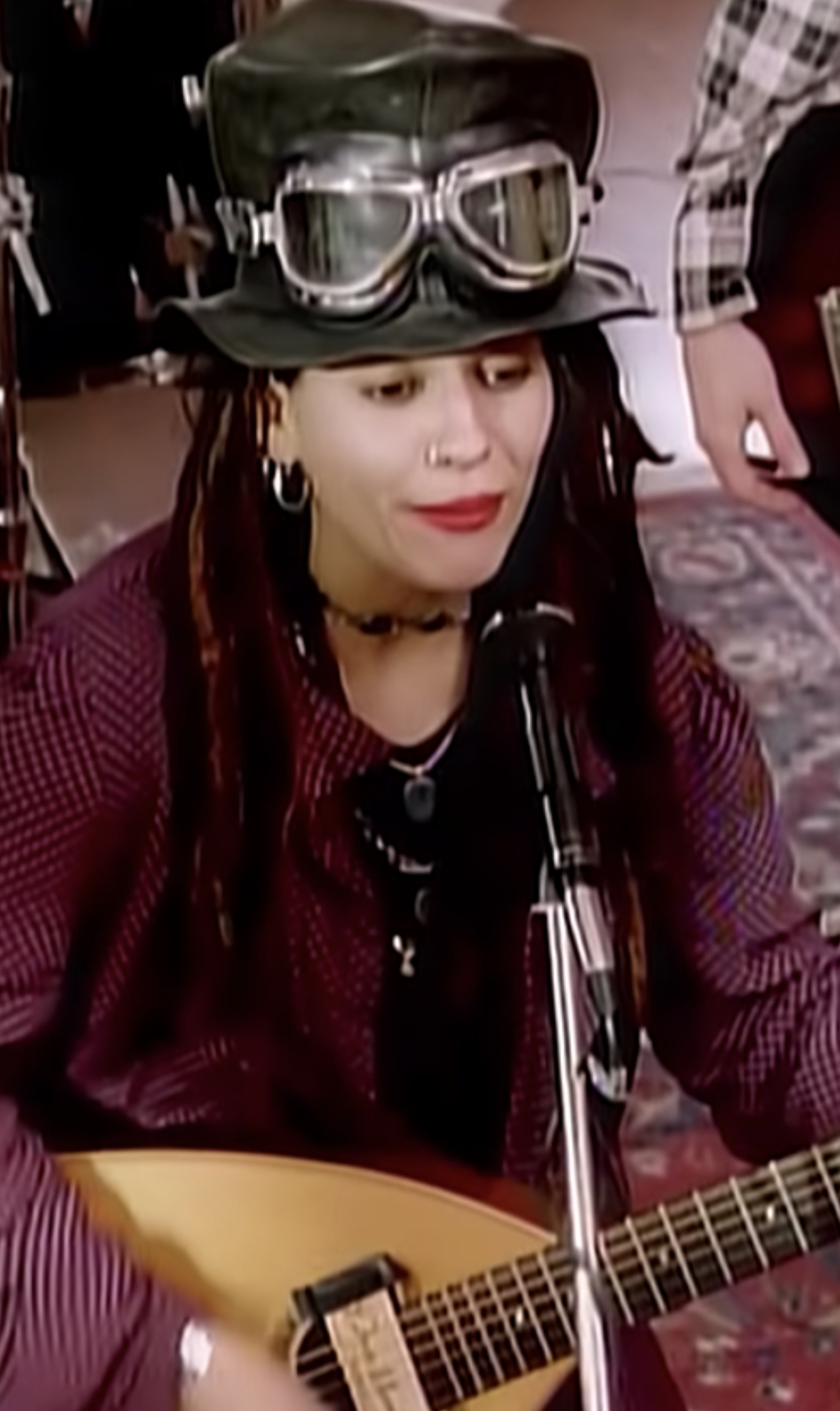 Perry in 4 Non Blondes&#x27; &quot;What&#x27;s Up?&quot; music video