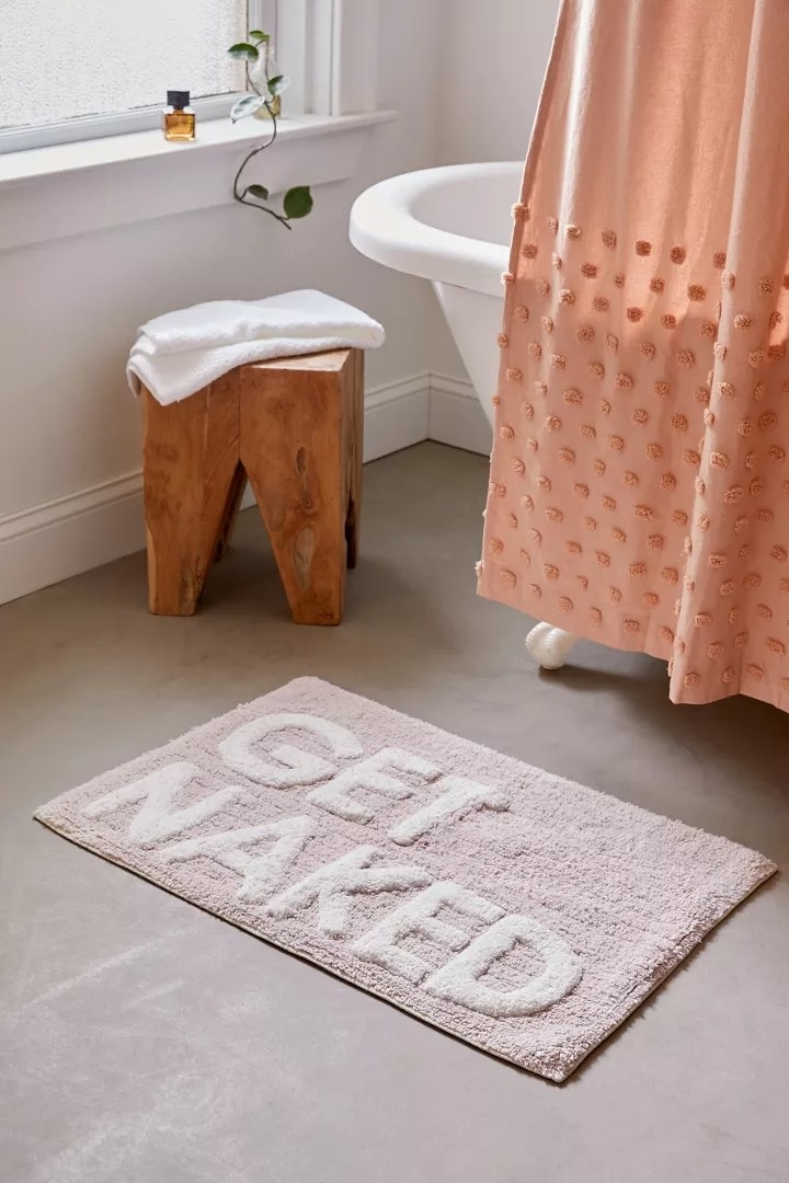 The bath mat in the color Mauve and White