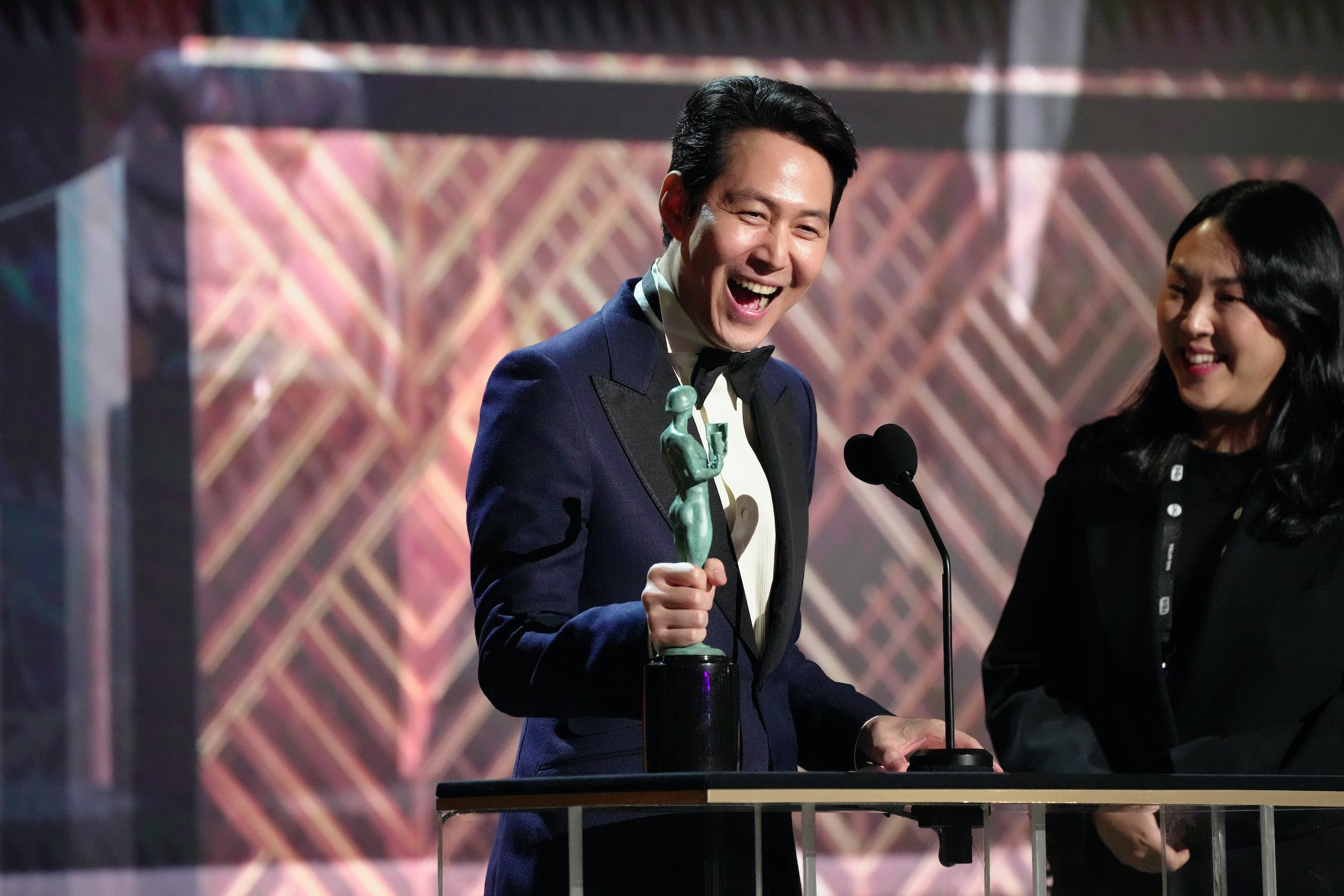 Lee-Jung-jae gives his speech while holding his award