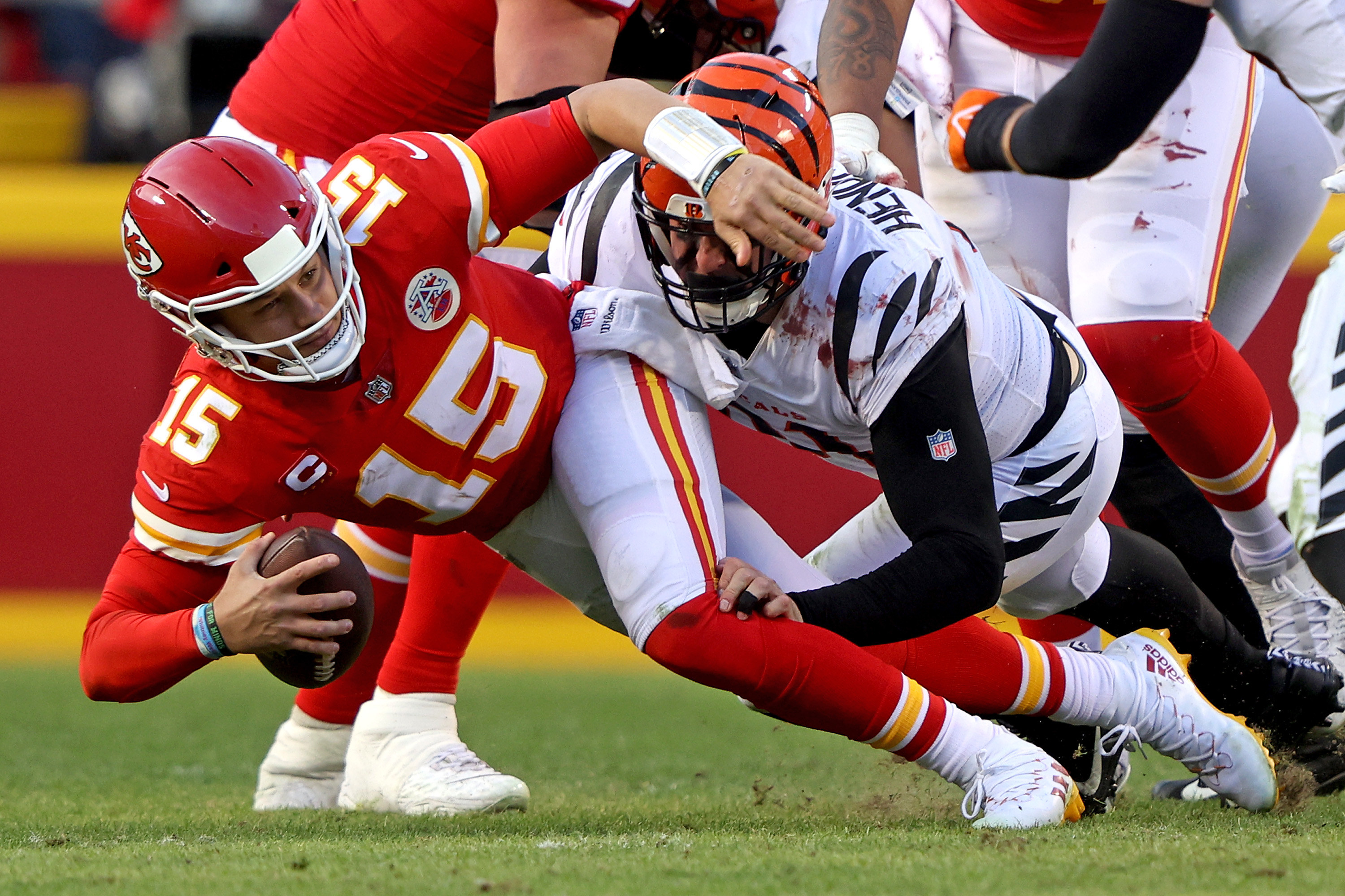 Trey Hendrickson sacks Patrick Mahomes