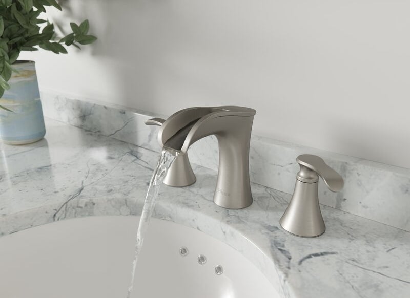 A widespread bathroom faucet with drain assembly