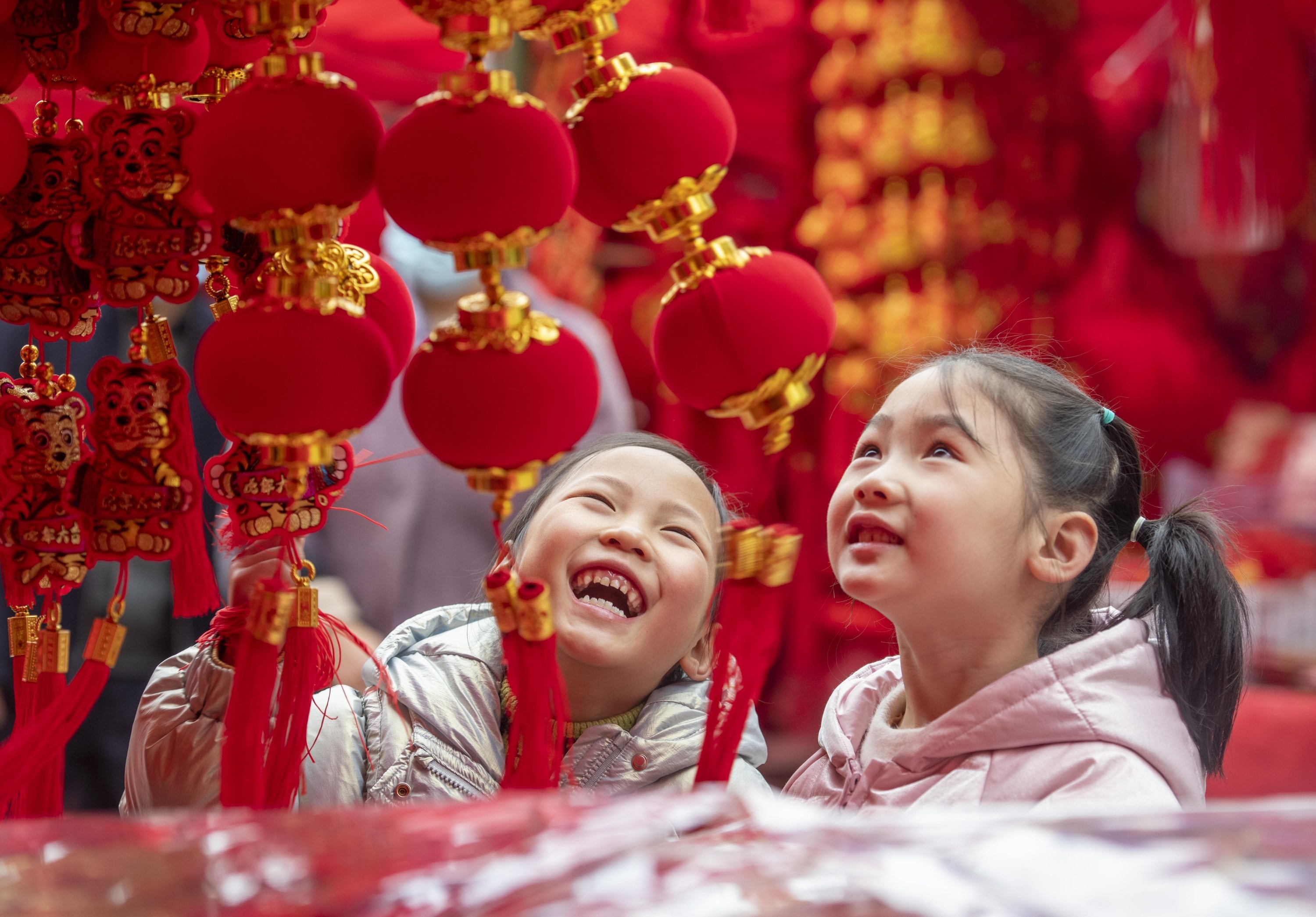 Smiling children look at decorations in Yongzhou, China