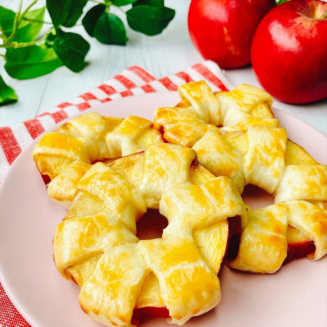 簡単リングアップルパイ【材料3つ】りんご丸ごと焼くだけ！ レシピ