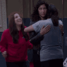 Rosa拥抱Amy和Gina