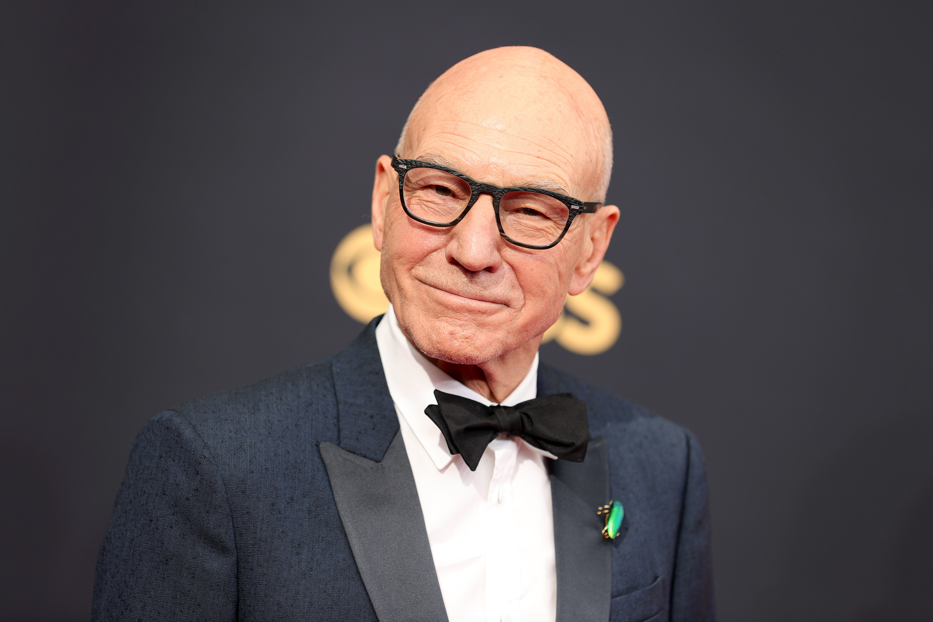 Patrick Stewart smiles in a tuxedo at an awards show