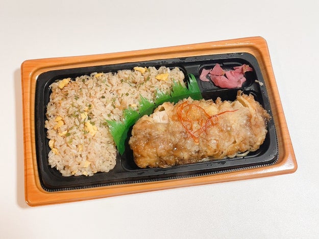 揚げ物とチャーハンなんてたまらん ファミマの 905kcalお弁当 は腹ペコにうれしい大ボリュームです Buzzfeed Japan コスパよく脂とカロリーを摂取できる ボリュ ｄメニューニュース Nttドコモ