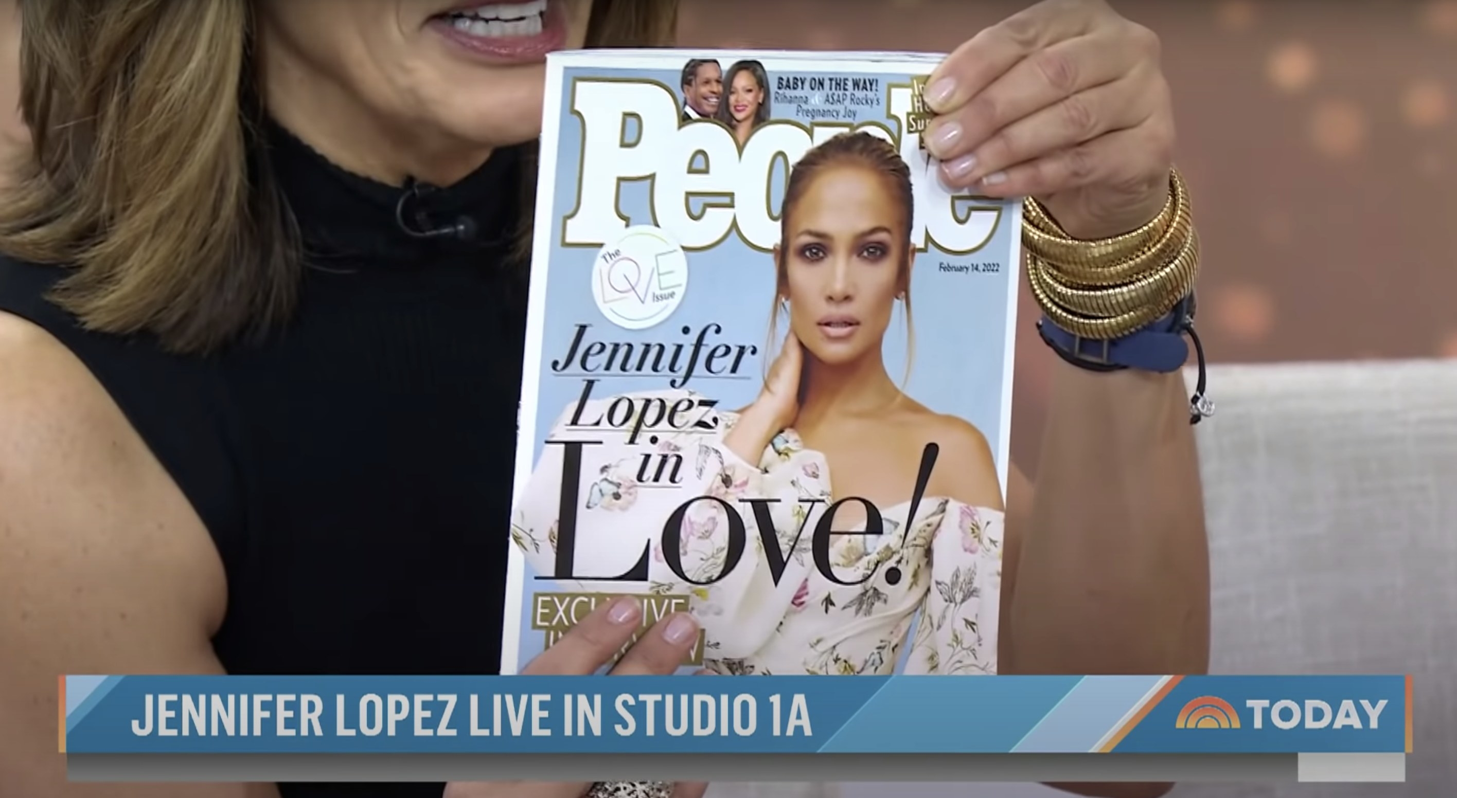 Hoda使用她的手来掩盖自己的脸在杂志封面上