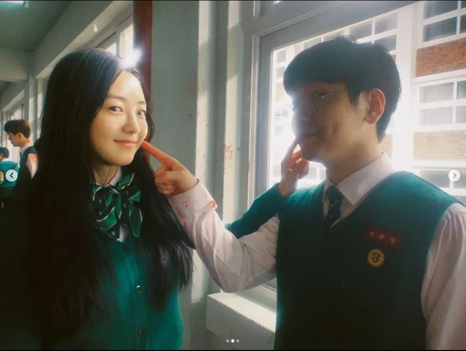 Ahn Seung-gyun and Cho Yi-hyun poke each other&#x27;s cheek