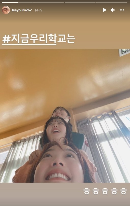Kim Jin-young, Lee You-mi, and Kim Bo-yoon take a selfie