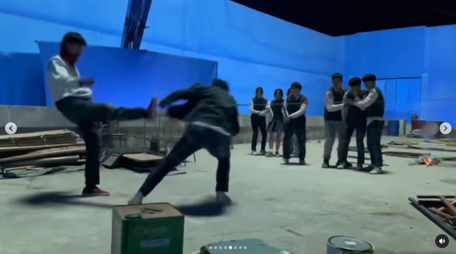 Yoo In-soo kicks Park Solomon while shooting a scene