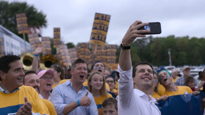 Pete Buttigieg takes a picture with a crowd