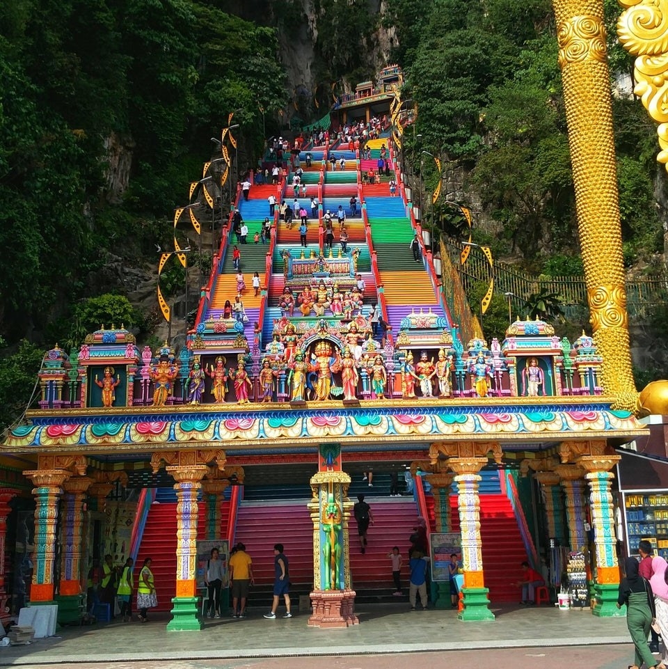 color stairs leading up the to entrance of the Batu Caves