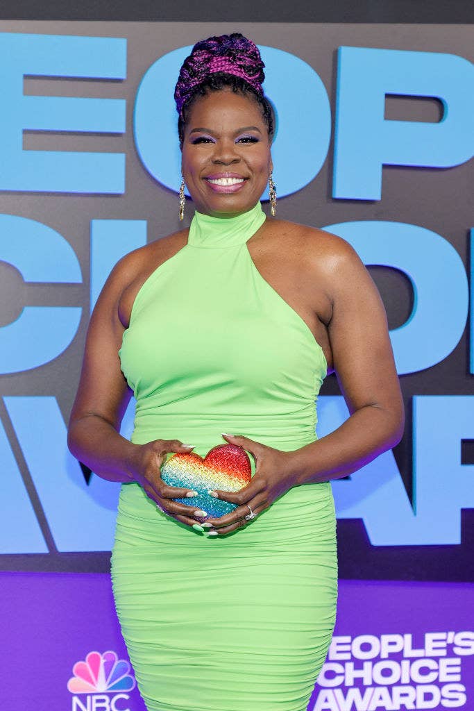 Leslie smiling on the red carpet of the People Choice Awards
