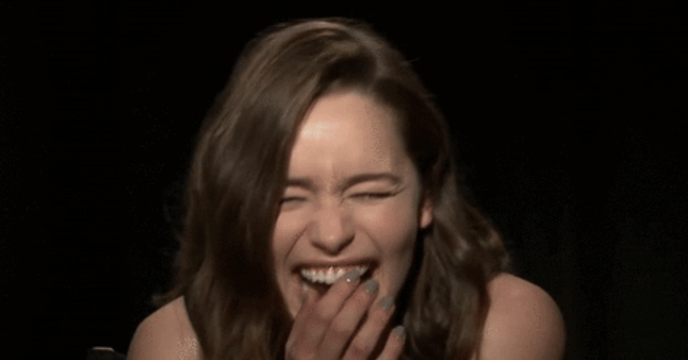 плачет от смеха. человек сдерживает смех. мужчина хохочет. мем сдерживается от смеха. смех актеров.