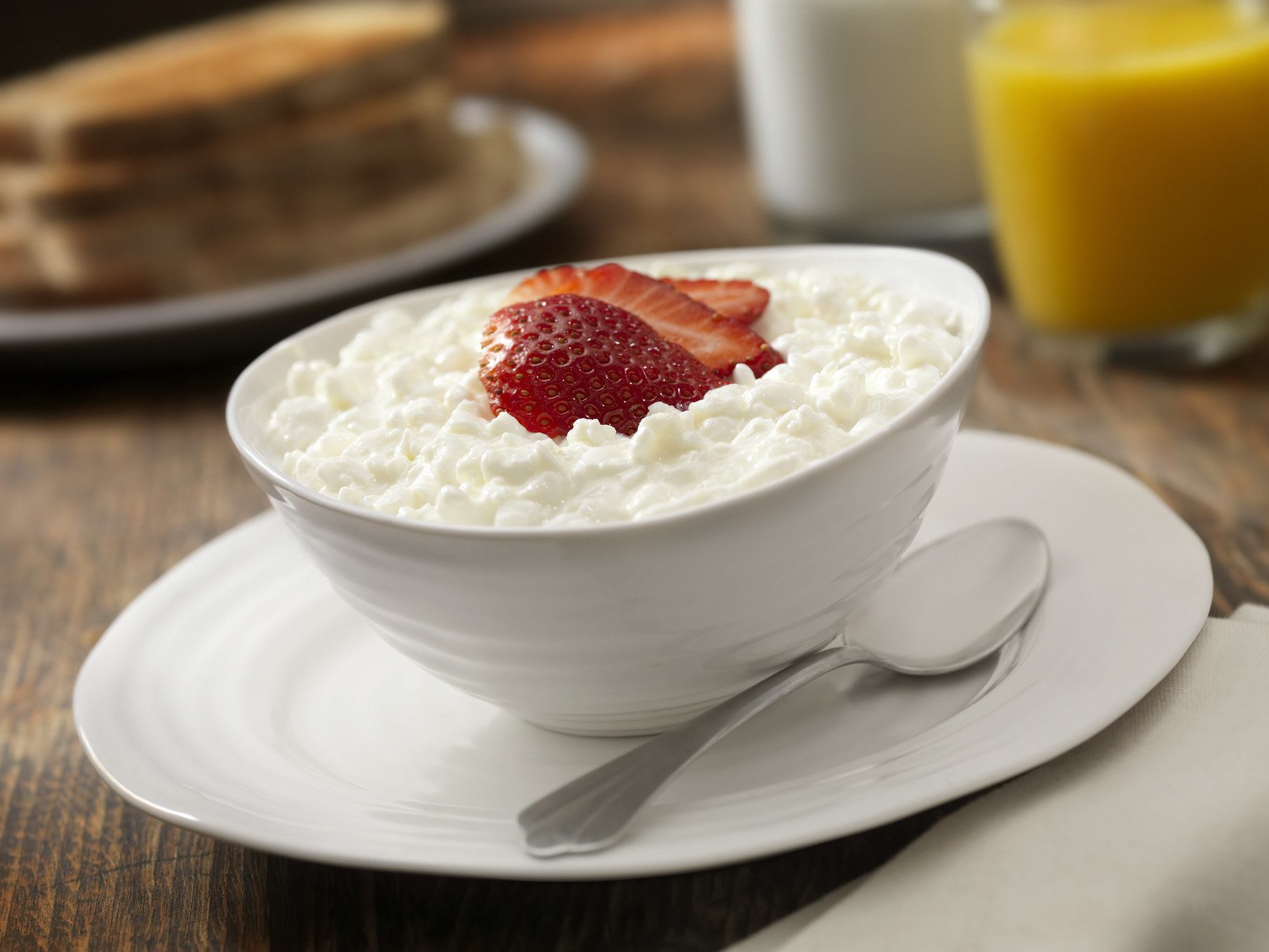 Cottage cheese with fresh strawberries.
