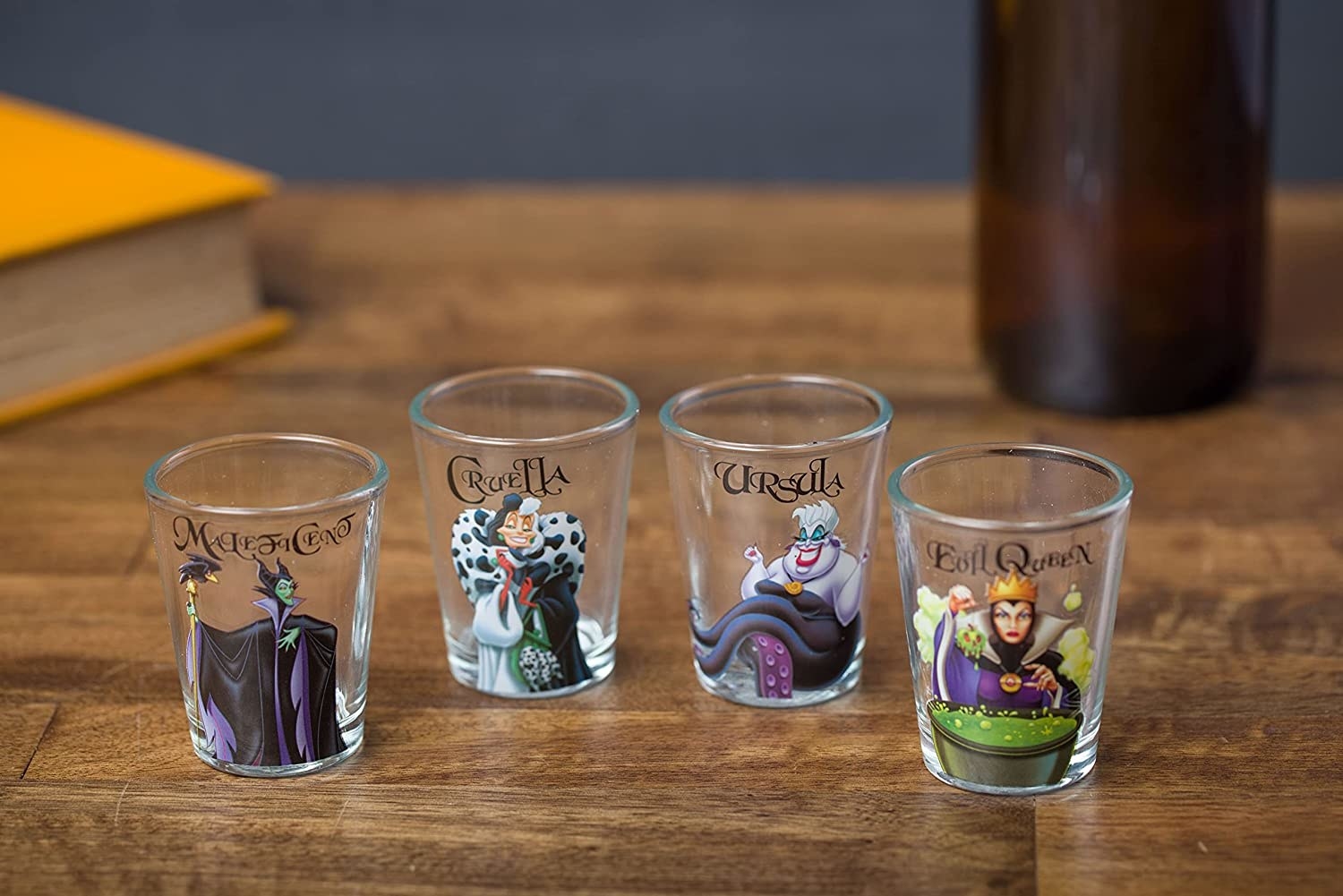 vasos tequileros con imágenes de villanas de Disney
