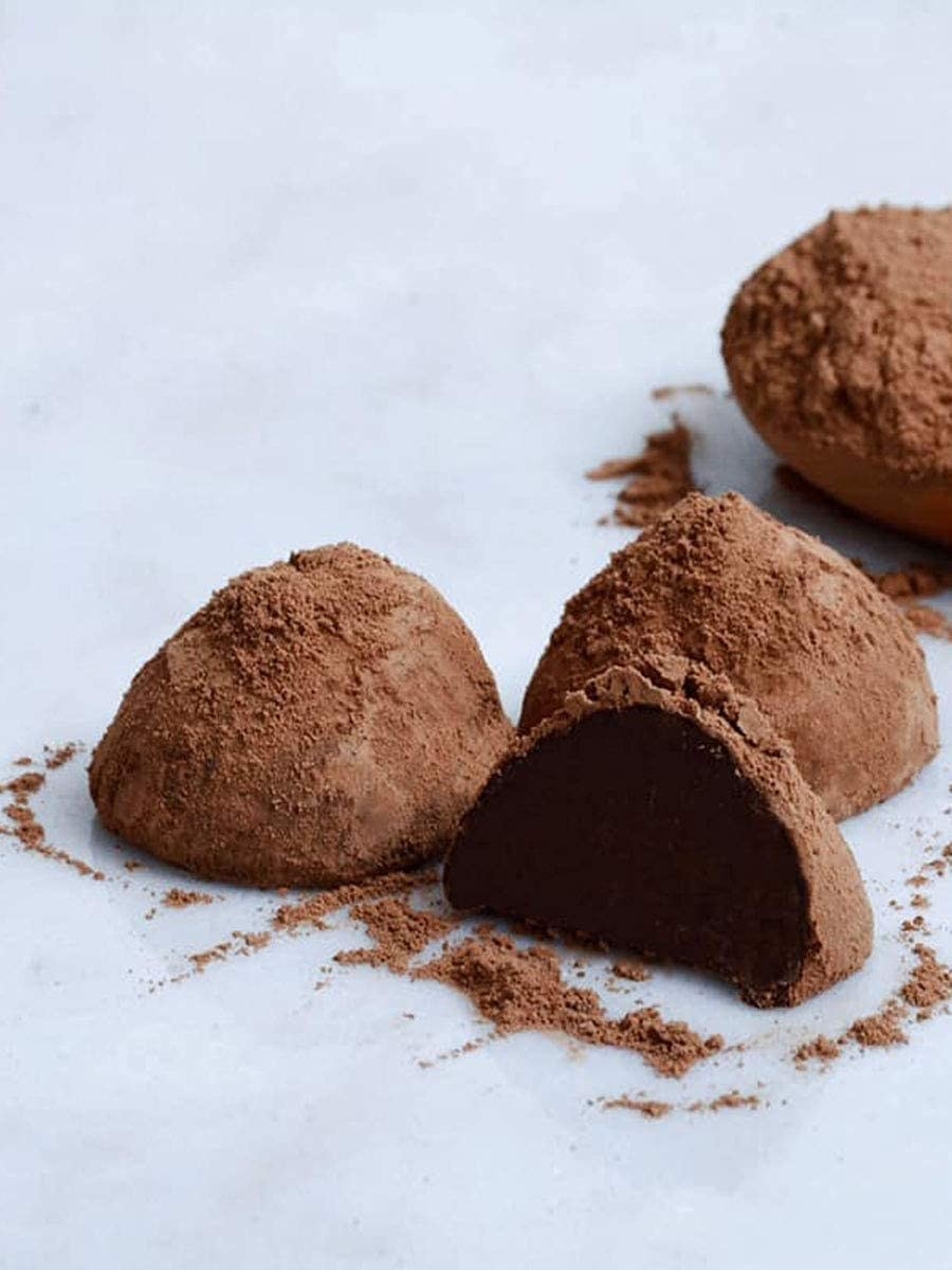 Medio kilo de trufas de chocolate suave espolvoreadas con cocoa