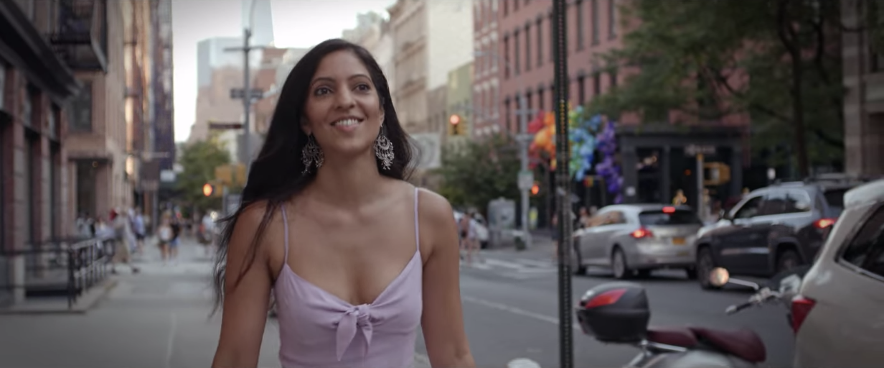 Gurki from &quot;Dating Around&quot; walks with a smile through New York, happily single