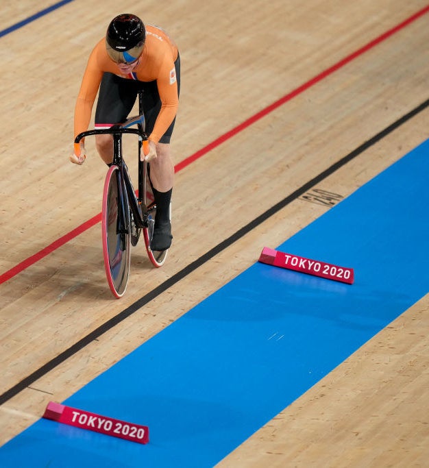 Van Riessen races on her bike to pass her opponent