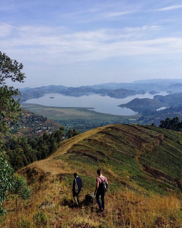 一个视图的山基斯罗区在乌干达,与湖Mutanda背景