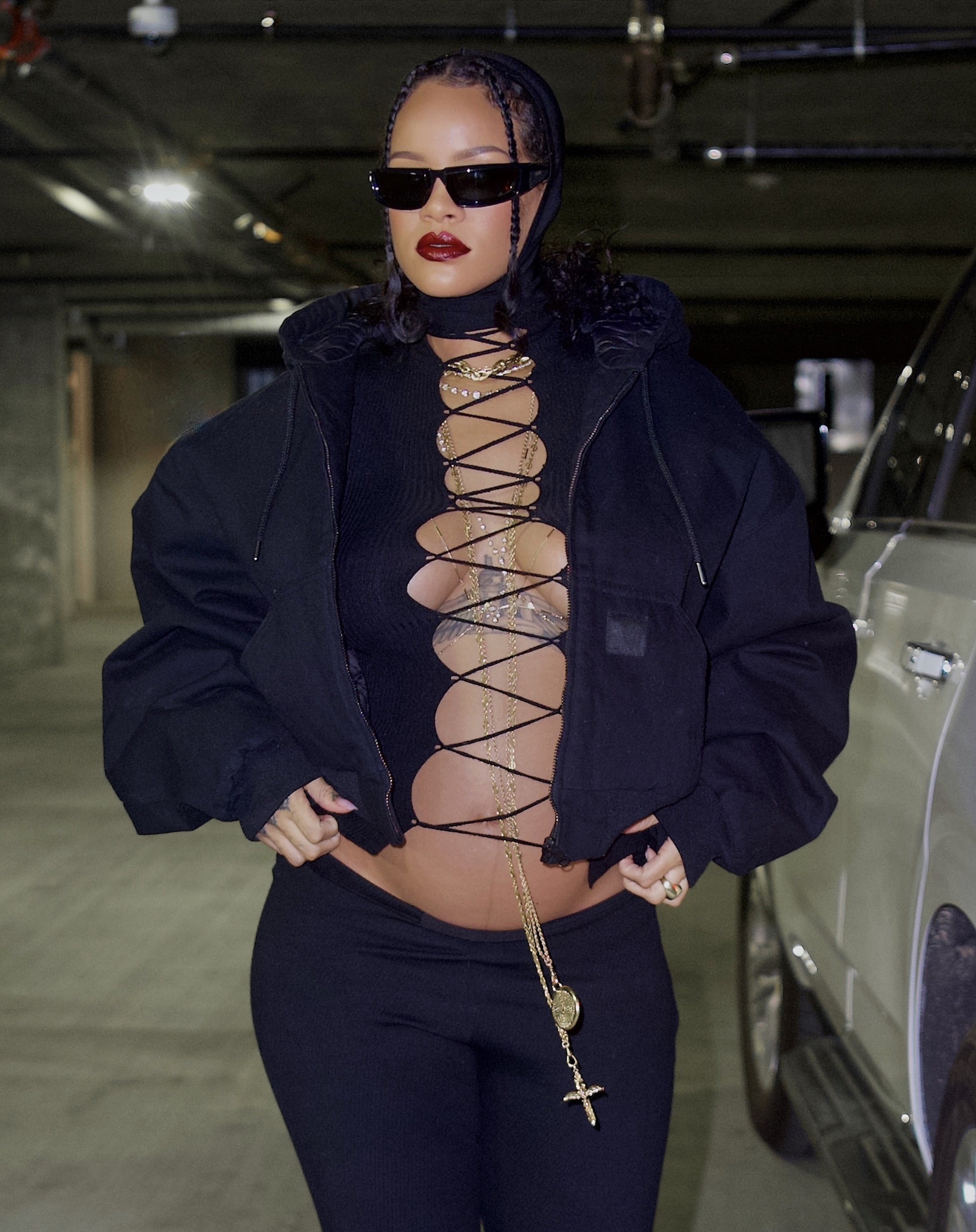 A zoomed out photo of Rihanna&#x27;s entire look