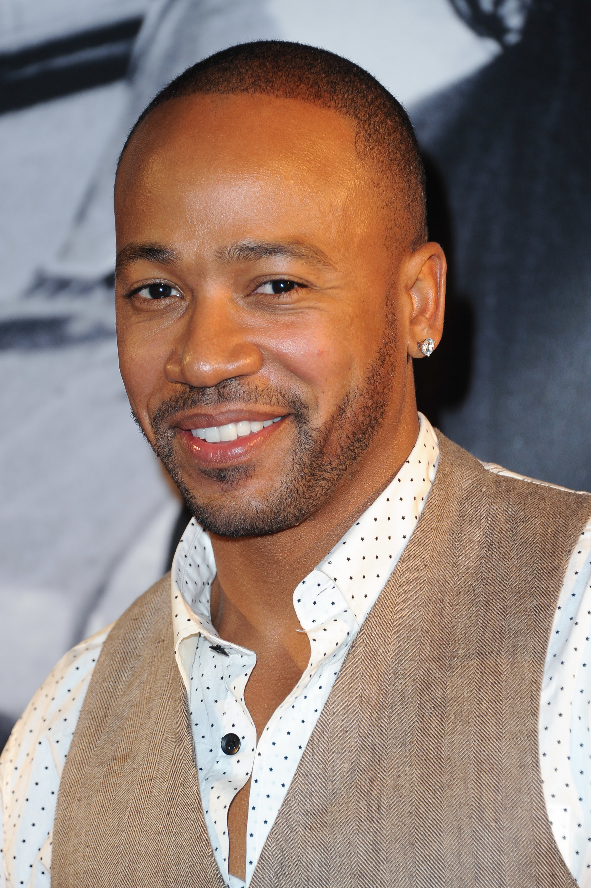 Columbus Short smiling and posing at an event