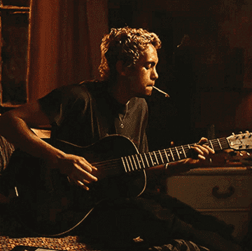 dominic fike as elliot playing guitar