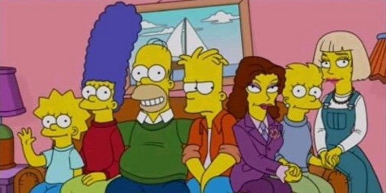 A family picture of the Simpsons on the sofa: Maggie, Marge, Homer, Bart, Lisa&#x27;s girlfriend, Lisa, and Lisa&#x27;s other girlfriend