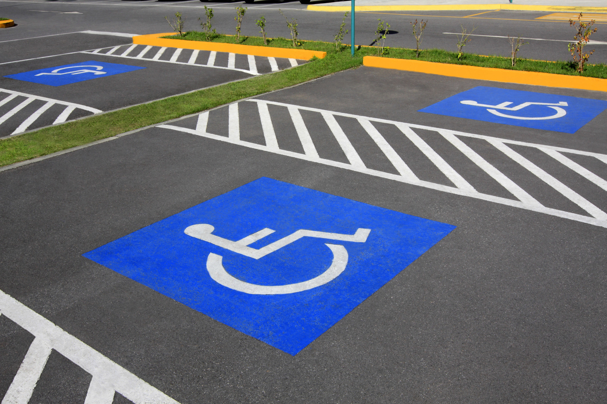 Машиноместа для инвалидов. Парковочное место для инвалидов. Места для инвалидов. Мечта для инвалидов на парковке. Место стоянки для инвалидов.
