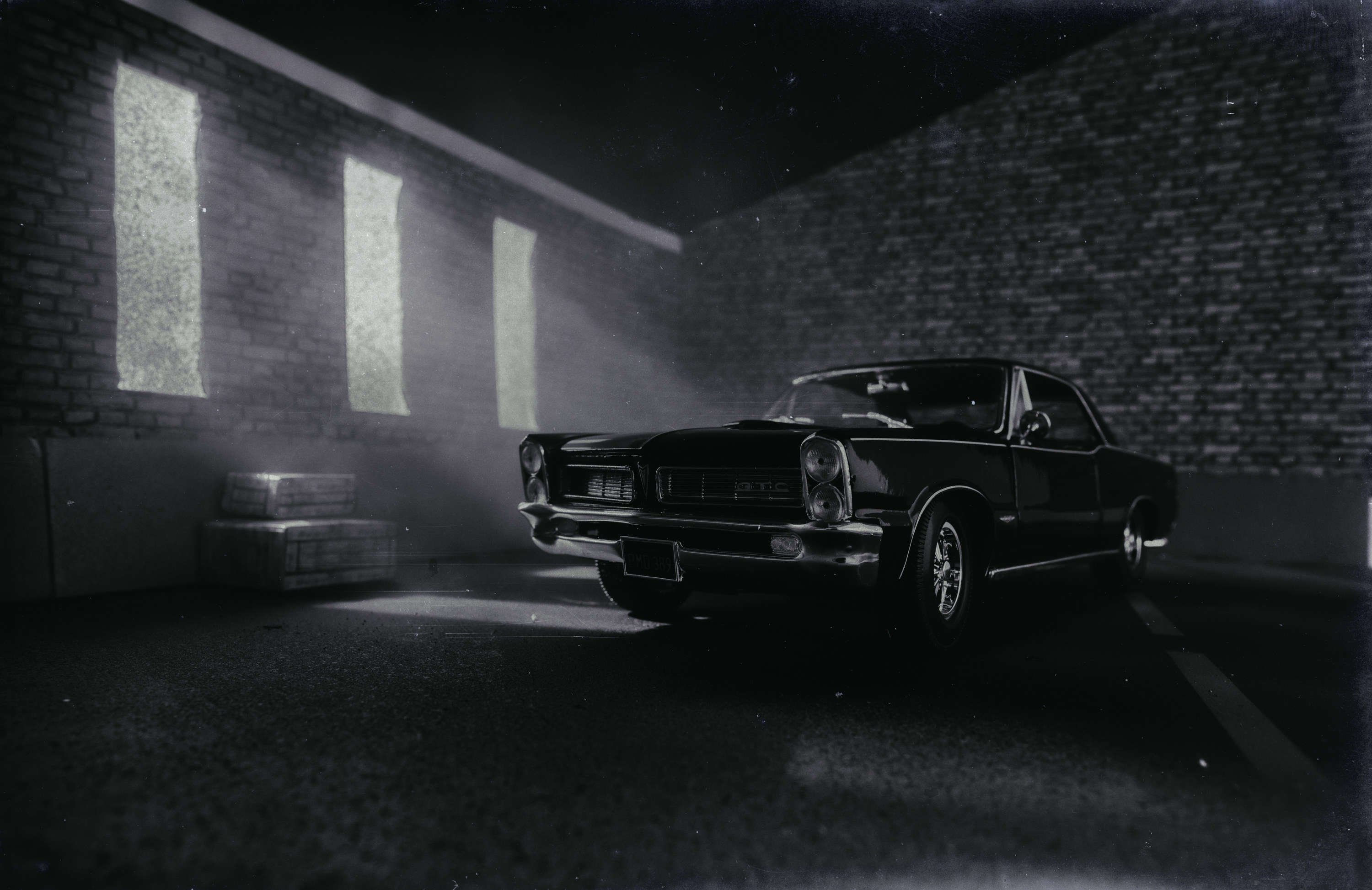 庞蒂亚克GTO坐在暗处的车库