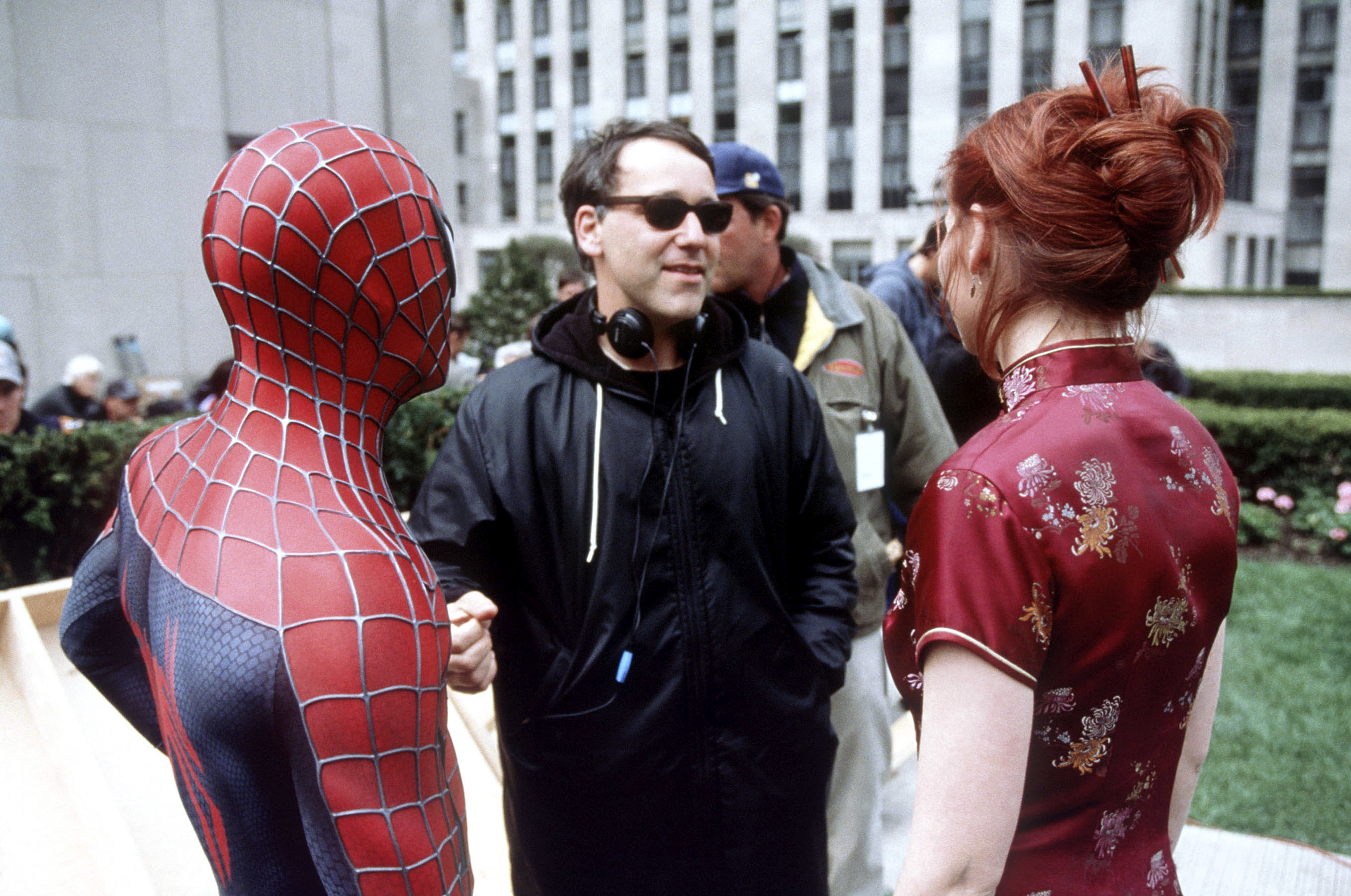 Raimi talks with Tobey Maguire and Kirsten Dunst onset