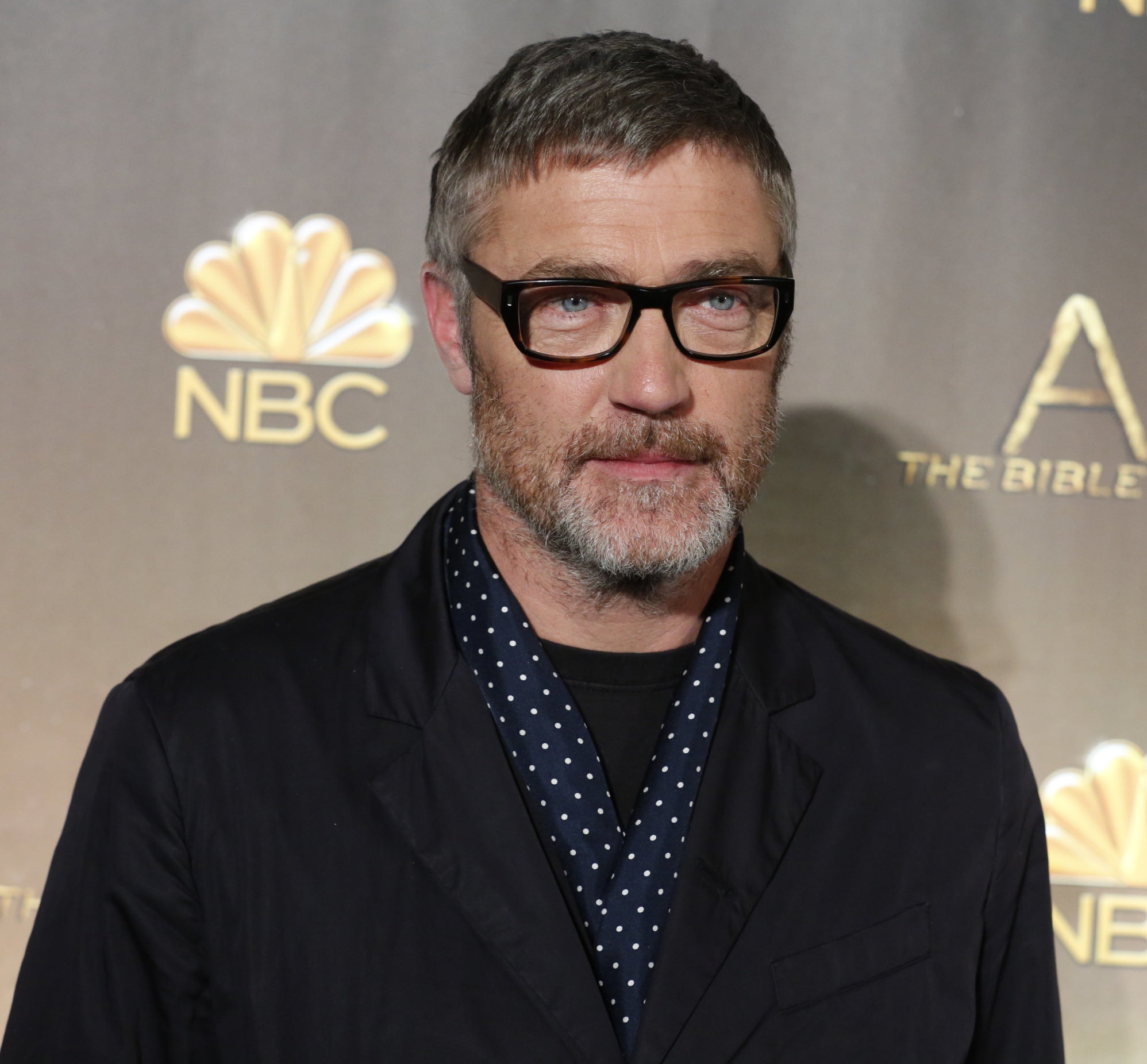 Vincent Regan on the red carpet in glasses