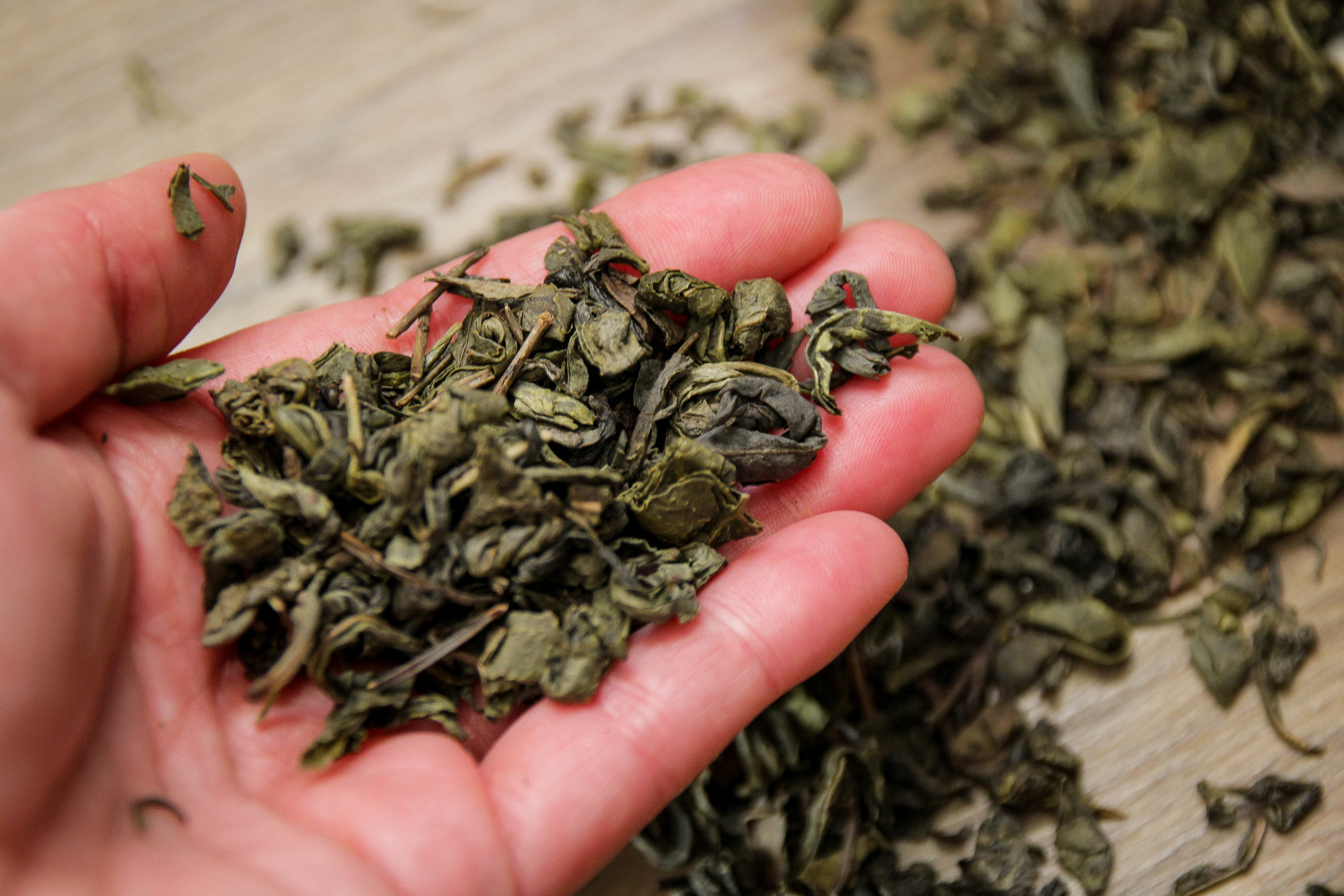 loose-leaf tea in someone&#x27;s hand