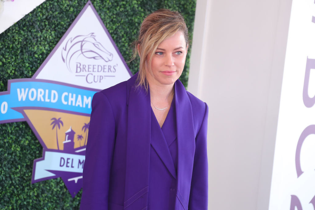 Elizabeth wears a matching suit to an event