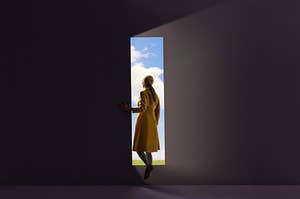 一个女人站在门口的插图